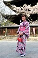 C'est le vêtement traditionnel japonais. Kimono signifie "chose portée". A l'origine sous-vêtement, le kimono est utilisé dans les grandes occasions, mariages et fêtes. Il n'est pas rare cependant de croiser dans le quartier Gion à Kyôto ou dans le métro à Tôkyô, des hommes et des femmes, souvent jeunes, parés de ce vêtement traditionnel. Si le kimono des hommes est sombre, plutôt d'une seule couleur, noir, bleu, indigo ou vert foncé, celui des femmes est de couleur vive, savamment brodé ou imprimé de motifs associant fleurs et grues... kyoto,kimono,japon. 