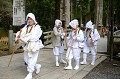C'est à Kôyasan, en l'an 815, que le moine Kûkai, formé en Chine, a introduit le bouddhisme Shingon au Japon qui signifie "parole de vérité". Chaque année des milliers de pèlerins prennent le chemin de Kôyasan pour venir lui rendre hommage. pelerinage,koyasan,japon. 