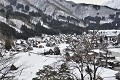 Inscrit au patrimoine mondial de l'humanité depuis 1995, Shirakawa-Gô, village de la rivière blanche, situé au nord de Nagoya, dans la vallée de Shokawa, se singularise par l'architecture de ses maisons en bois, aux toits de chaume très pentus, destinés à supporter les chutes de neige et ressemblant à des mains jointes en prière. shirakawa,go,japon. 