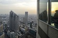 Vue du haut de l'hôtel de ville de Tôkyô. Avec sa banlieue, Tôkyô compte 37 millions d'habitants. En 1603, c'était un village de pêcheurs, appelé Edo. En 1868, au début de l'ère Meiji, qui marque le passage du Japon féodal au Japon moderne, l'empereur déplace sa résidence officielle de Kyôto à Edo, qui prend le nom de Tôkyô et devient la capitale politique et économique du Japon. D'un profil à dominante horizontale, la maison individuelle constitue l'élément prégnant du paysage urbain, mais la mégalopole tente de se développer de façon plus verticale. C'est le cas du quartier de Shinjuku qui est devenu un petit Manhattan. tokyo,japon. 