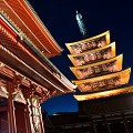 Erigée en 942, plusieurs fois détruites par un incendie et la dernière guerre mondiale, elle a été reconstruite pour la dernière fois en 1973. Elle est considérée par les Japonais comme un trésor national. pagode,temple,senso-ji,tokyo,japon. 