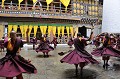 Les danses peuvent avoir plusieurs buts : protéger le sol des esprits malins, rendre gloire au bouddhisme ou exprimer des fables. Certaines danses comme le Chham symbolisent la destruction des esprits démoniaques. Pour les moines, la danse peut être un rituel, une méditation. moines,danseurs,bhoutan. 