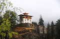 A 17 km de Paro, se profilant sur la crête d'une colline, apparaissent les ruines d'une forteresse, édifiée en 1649 pour commémorer une victoire sur l'armée tibétaine. Détruit par un incendie en 1950, déclenché par une lampe à beurre, le site reste à reconstruire... drukyel,dzong,bhoutan. 
