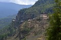 Le temple Dzongdrakha, appelé petit nid de tigre est un complexe monastique accroché à la montagne. Les hommes qui habitent ce village sont des moines n'ayant pas fait vœux de célibat. Les femmes travaillent aux champs et font vivre la famille. Ayant reçu la visite du Gouru Rinpoche, ce site compte désormais parmi les sites religieux majeurs du pays. dzongdrakha.bhoutan. 