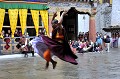 C'est un spectacle incroyable. Chaque année, dans les cours pavées des dzong, se tiennent de grandes fêtes à l'occasion desquelles les moines participent à des danses sacrées ou Tshechu, avec une grande ferveur. moine,danseur,bhoutan. 