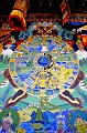 Lorsqu'il atteignit l'éveil, sous l'arbre de la bodhi, Bouddha eut une vision de l'existence humaine, qu'il communiqua au moyen de concepts et de symboles comme la roue de la vie. Une vision de possibilités et d'alternatives. D'un côté la conditionnalité cyclique, de l'autre la conditionnalité spirale, d'un côté l'esprit réactif, de l'autre l'esprit créatif. On peut stagner, ou croître, tourner passivement et sans espoir sur la roue, soit suivre le chemin, monter l'échelle, devenir plantes ou fleurs. Le destin de chacun est entre ses mains... roue,vie,bhoutan. 