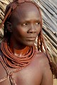 Les femmes Himba sont grandes et belles. Les reflets écarlates sur leur peau les font ressembler à des statues d'acajou...  