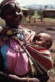 Le passage de l'adolescence à l'âge adulte est marqué par l'excision et le mariage. Le Masaï peut avoir plusieurs épouses. Il y aura autant de cases que d'épouses. La hièrarchie des épouses conditionne celle des enfants. ethnie,masai,kenya,tanzanie,afrique. 
