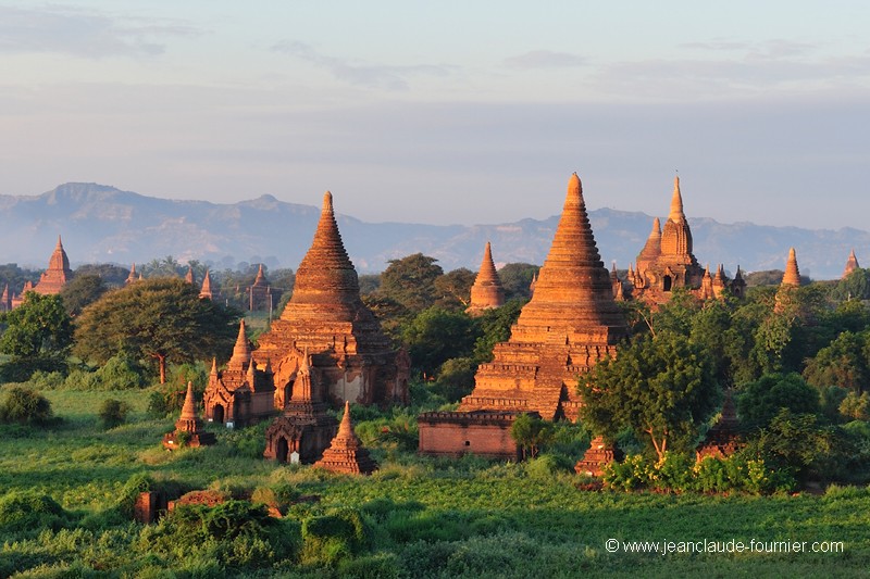 Les temples couleur ocre