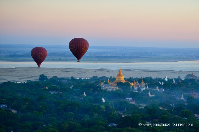 Survol de la pagode dorée