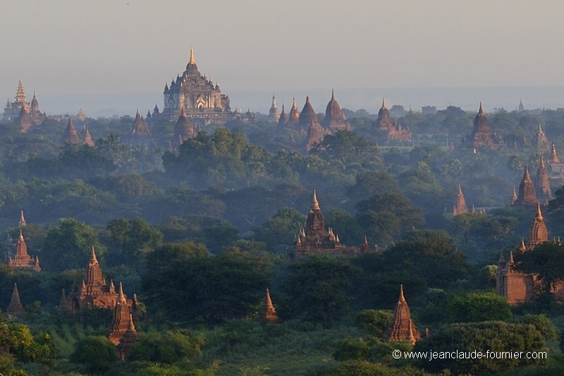 Bagan dans la brume
