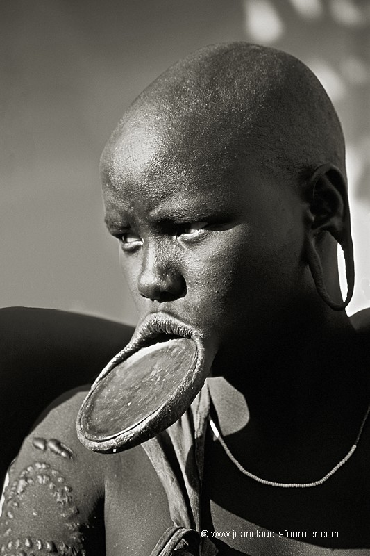 Femme Mursi à plateau
