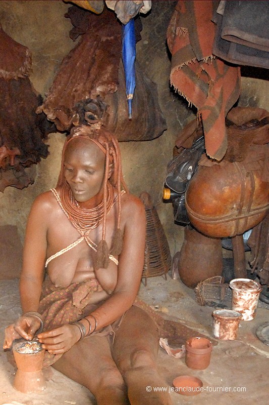 Intérieur de case Himba